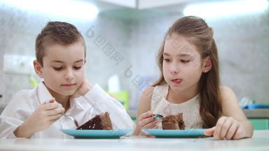 兄弟姐妹吃生日蛋糕厨房孩子们吃巧克力<strong>甜点首页</strong>